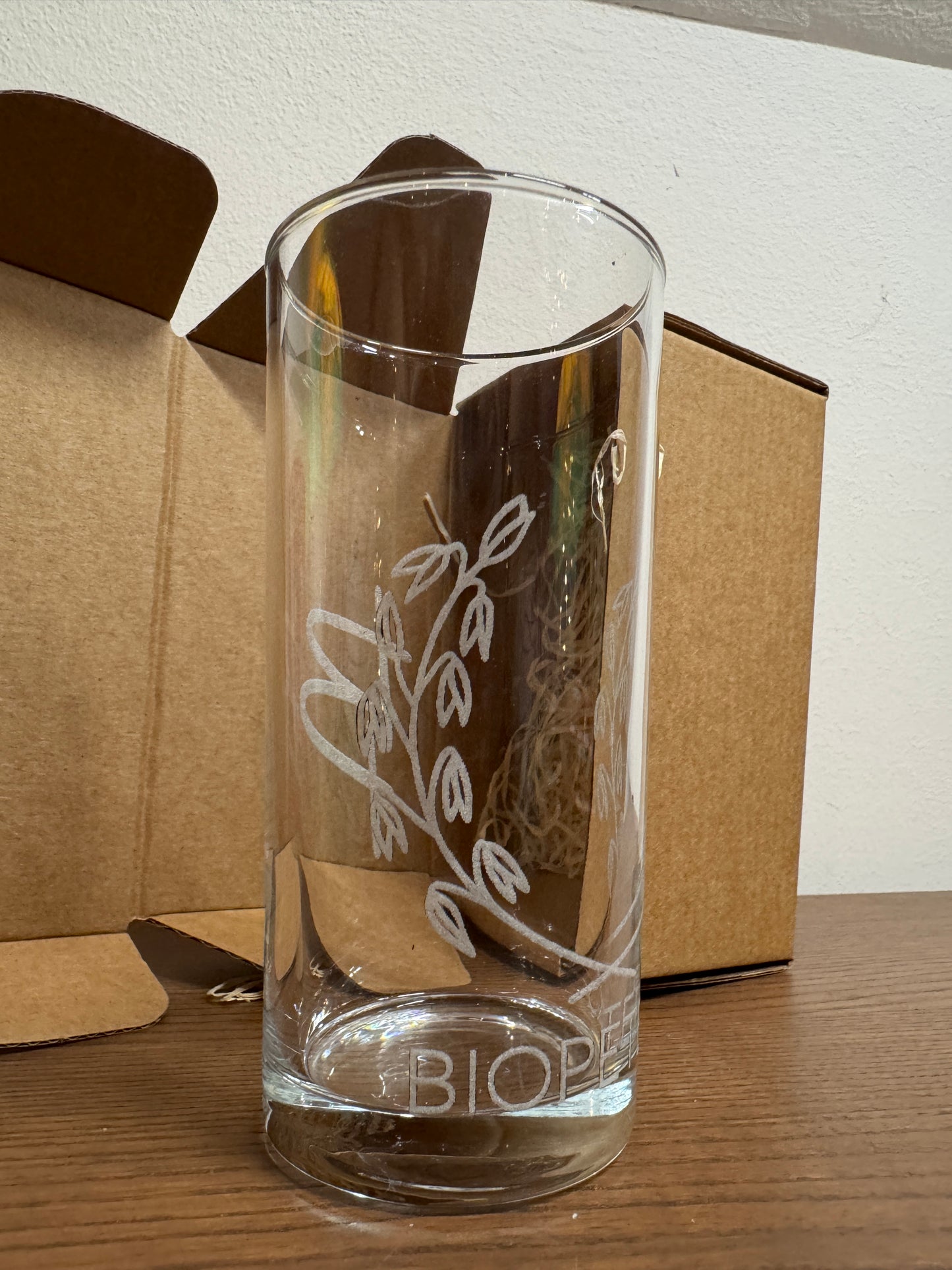 Exklusives Glas mit BioPeters Logo Gravur