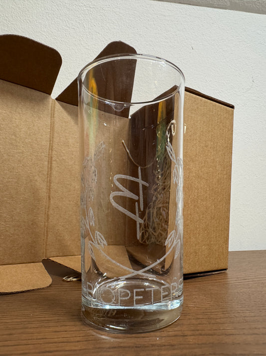 Exklusives Glas mit BioPeters Logo Gravur