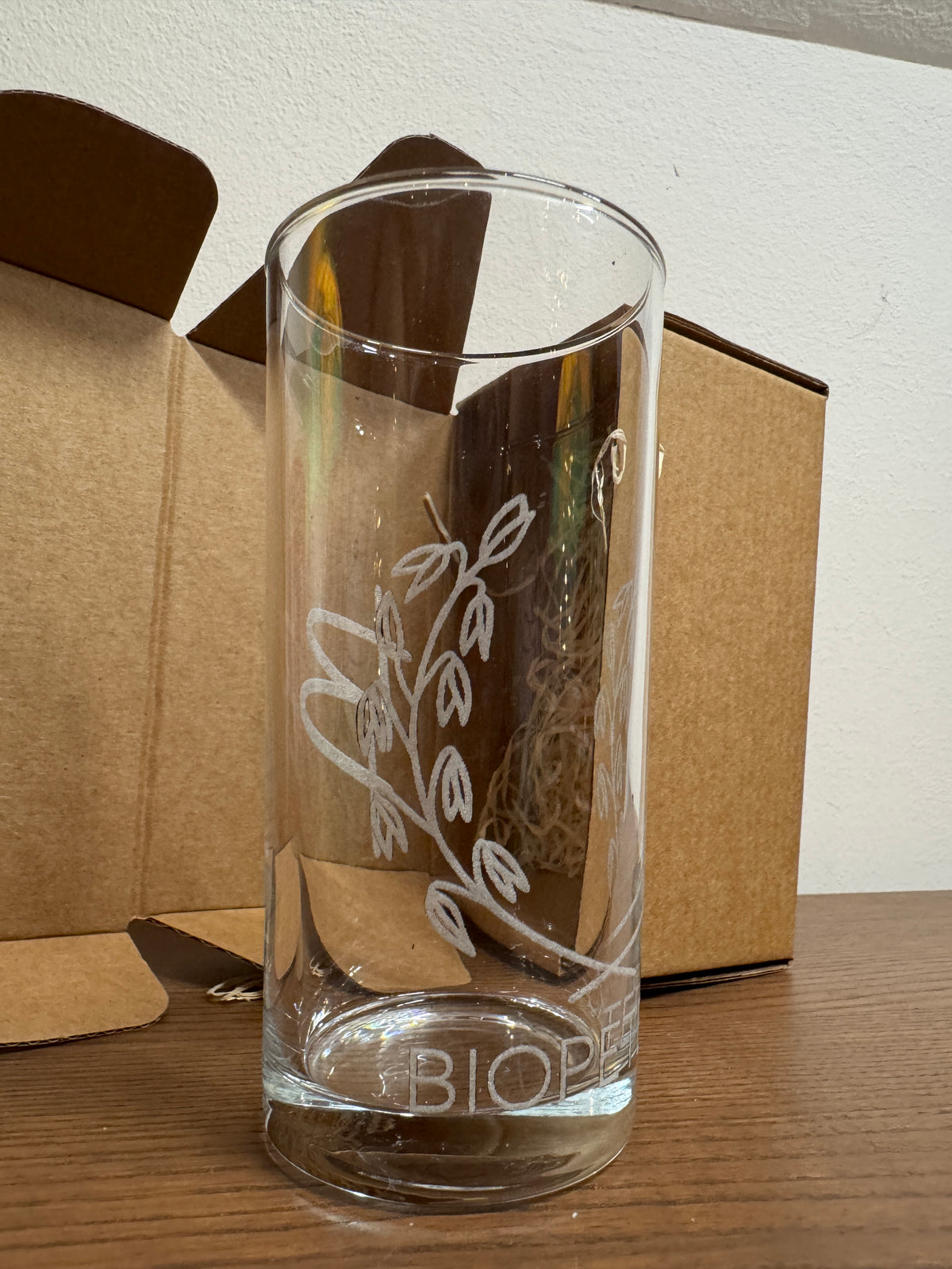 Exklusives Glas mit BioPeters Logo Gravur