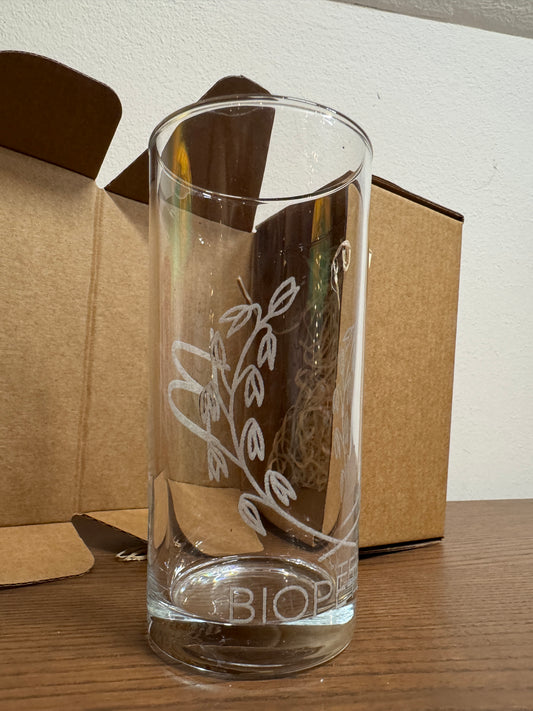 Exklusives Glas mit BioPeters Logo Gravur