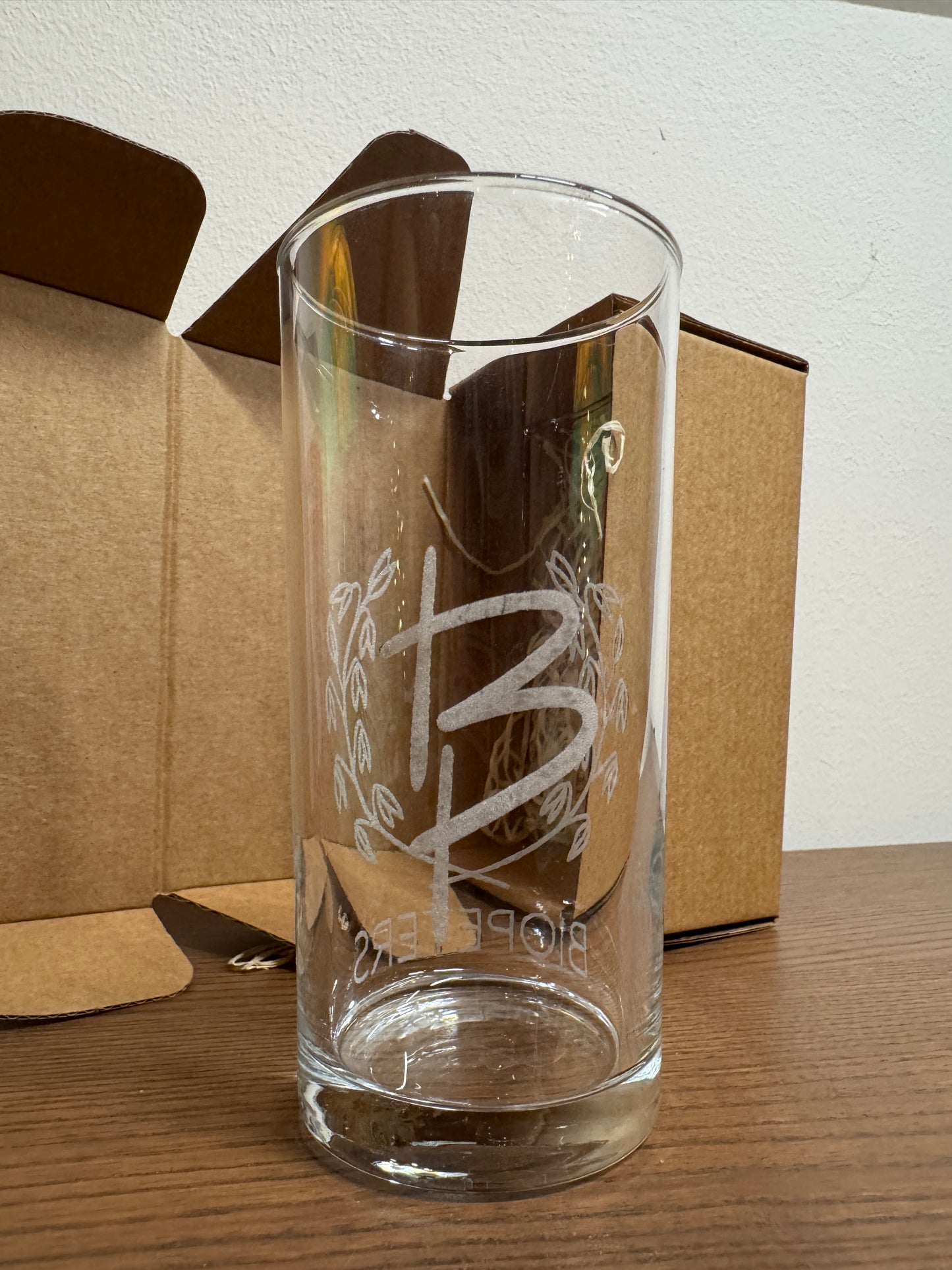 Exklusives Glas mit BioPeters Logo Gravur